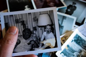 https://fullcirclehomecare.com/helping-seniors-declutter-how-digitization-clears-space-without-removing-memories/